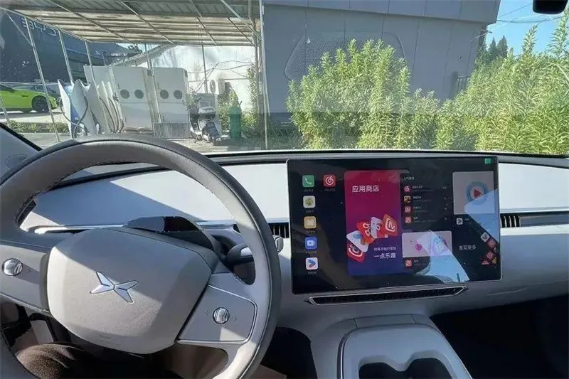 XPENG MONA M03 foto mata-mata interior ing kene, fokus ing kesederhanaan, padha karo Tesla Model 3