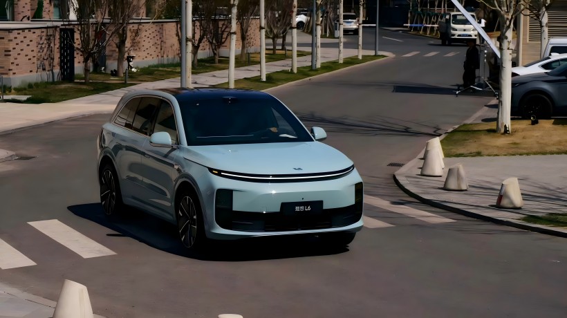 Gambar resmi L6 anyar bakal nggawe debut ing Shanghai Auto Show. Bakal ngetrapake Lidar anyar lan duwe chip sing nganyari.