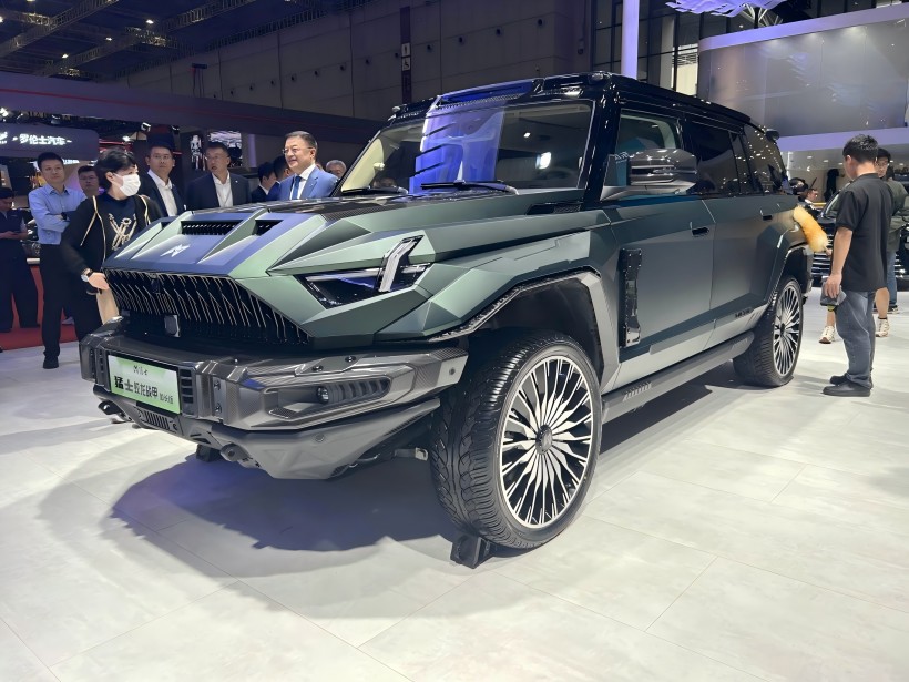 2025 Shanghai Auto Show: Mengsci 917 Jeron Jiaolong Batle Armor Long - Edisi Wheelbase diregani 1.098 yuta yuan lan diwatesi karo 199 unit.